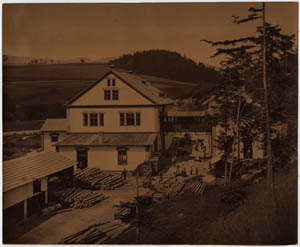 Foto 3: původní továrna na dřevovinu a dřevěné kolíčky