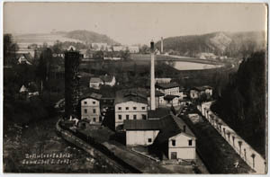 Foto 4: stará celulózka nad Širokým Brodem, v pozadí Studený Zejf a komín nové papírny